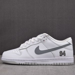 【M공장】나이키 x 슈프림 SB 덩크 로우 화이트 메탈릭 실버 HQ8487-100