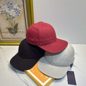 프라다 레터링 자수 레더 스트랩 베이스볼 캡