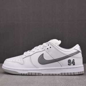 【CY공장】나이키 x 슈프림 SB 덩크 로우 94 화이트 메탈릭 실버 HQ8487-100