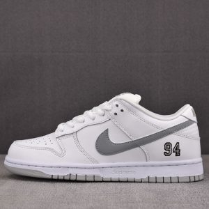 【S2공장】나이키 x 슈프림 SB 덩크 로우 94 화이트 메탈릭 실버 HQ8487-100