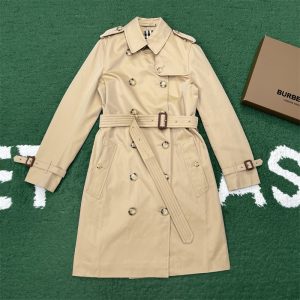 버버리 켄싱턴 헤리티지 미들 트렌치코트